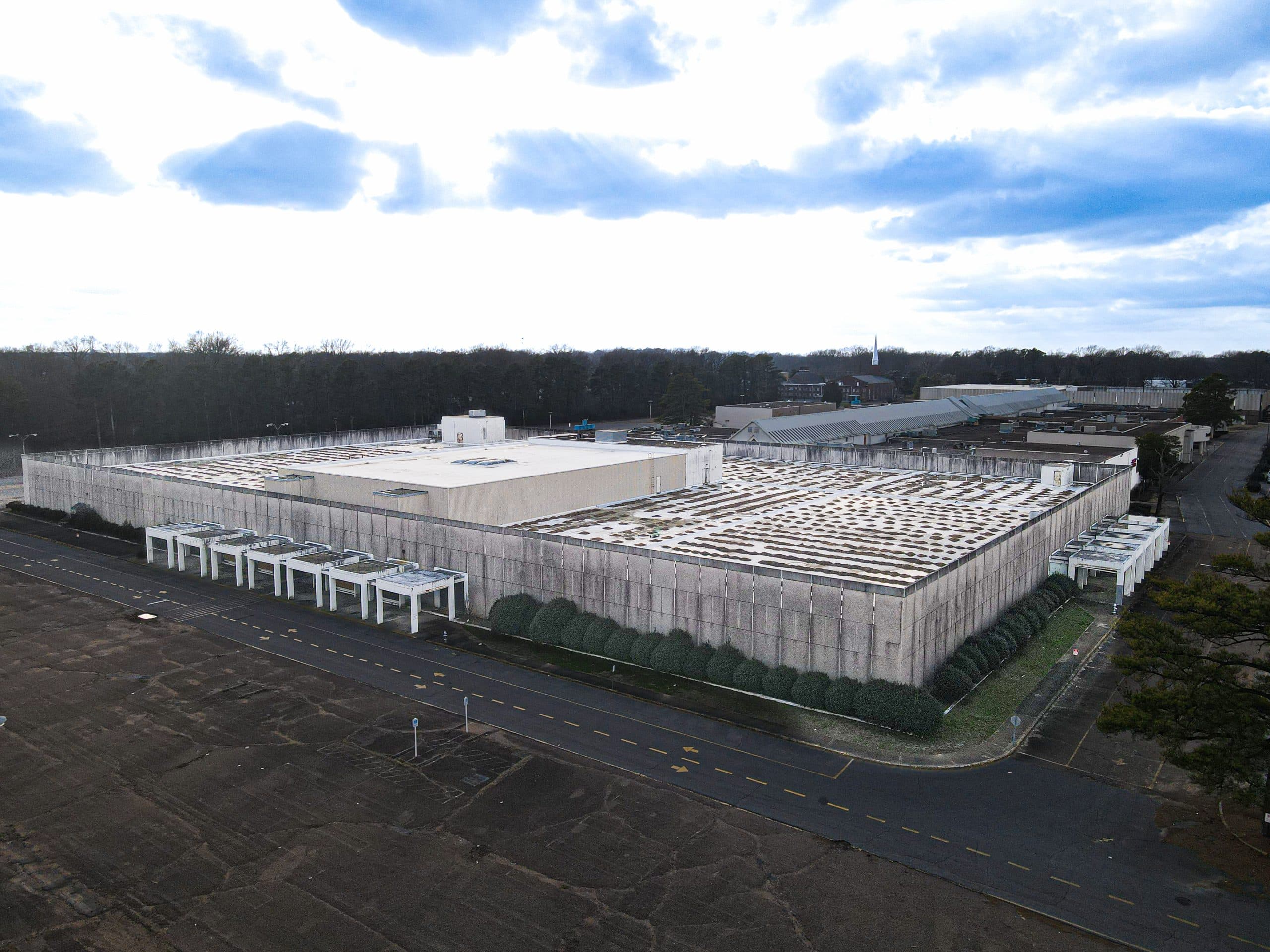 FORMER MACY’S DEPARTMENT STORE  |  1300 East Shelby Drive, Memphis, TN 38116  |  For Sale